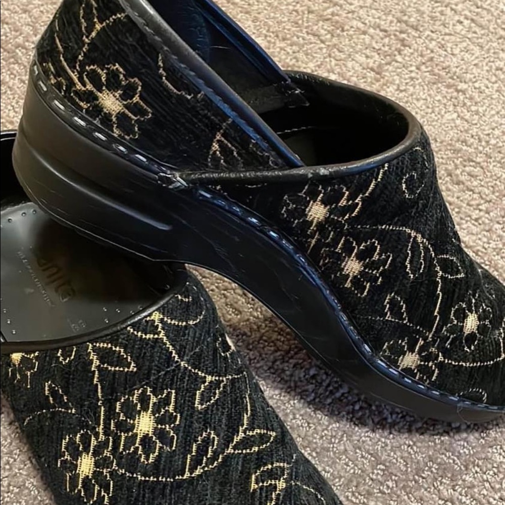 Sz 39 Sanitas Black w/ Yellow Floral Pattern